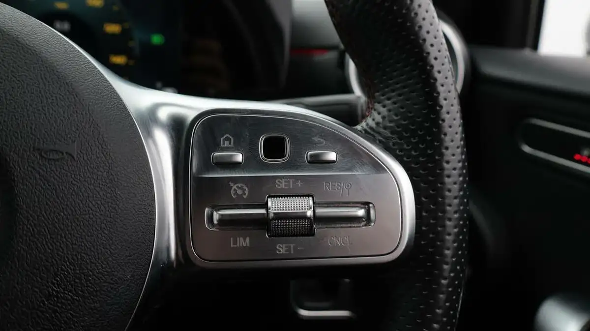 2020-mercedes-benz-a-class-13-a200-amg-line-hatchback-5d-7g-dct-big-24