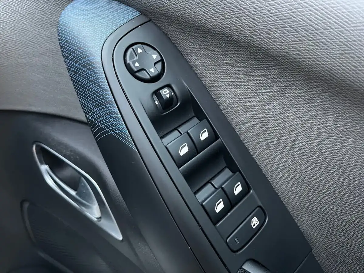 2017-citroen-c4-picasso-16bluehdi-feel-big-28