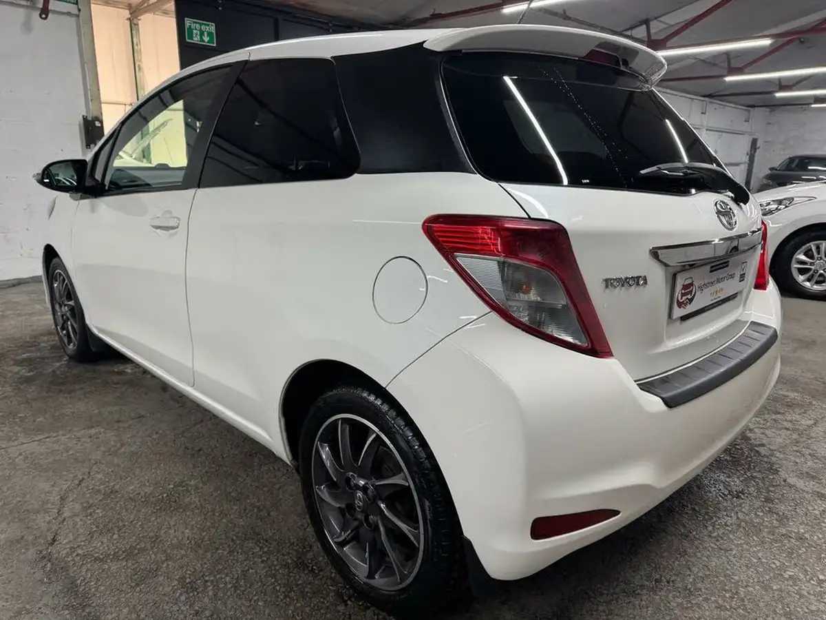 2012-toyota-yaris-133-trend-3d-big-32