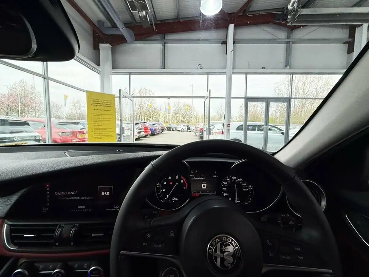 2020-alfa-romeo-giulia-20-nero-edizione-big-14