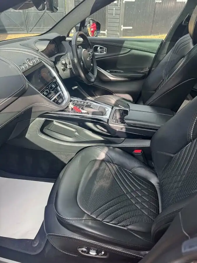 2020-aston-martin-dbx-40-v8-big-15