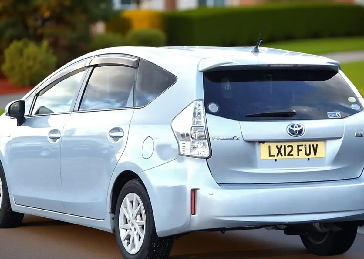 2012-toyota-prius-18-vvt-i-t4-hybrid-big-20