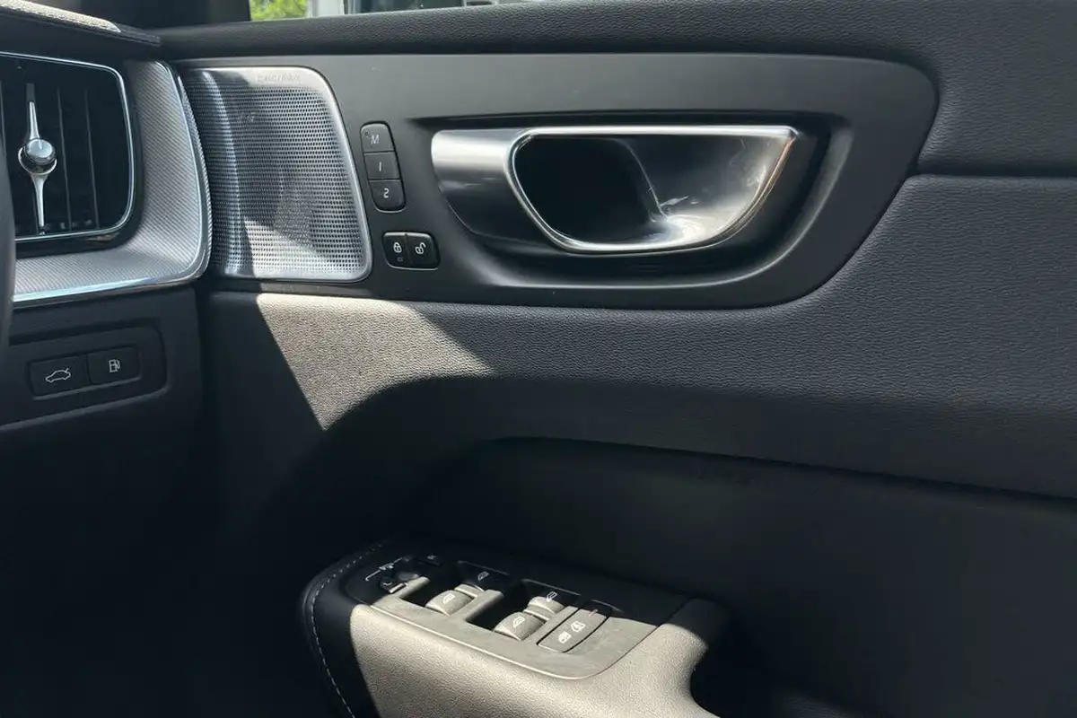 2024-volvo-xc60-20-t8-ultra-black-edition-big-41