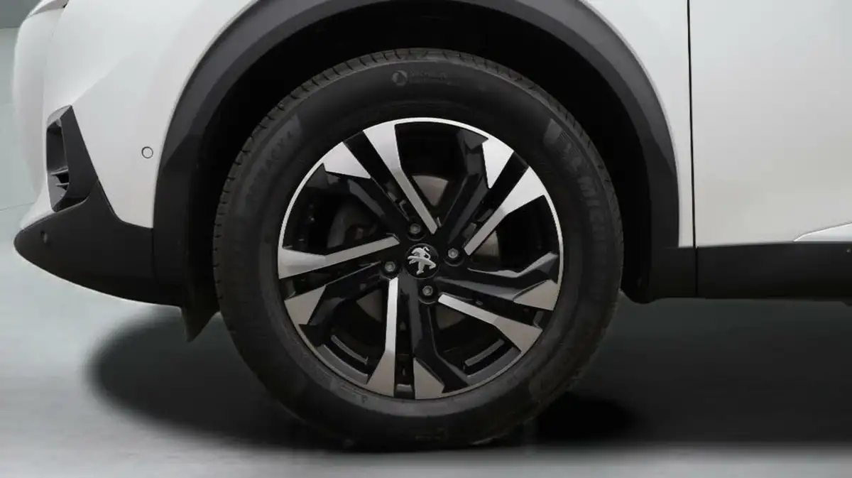 2022-peugeot-2008-suv-12-puretech-gt-big-17
