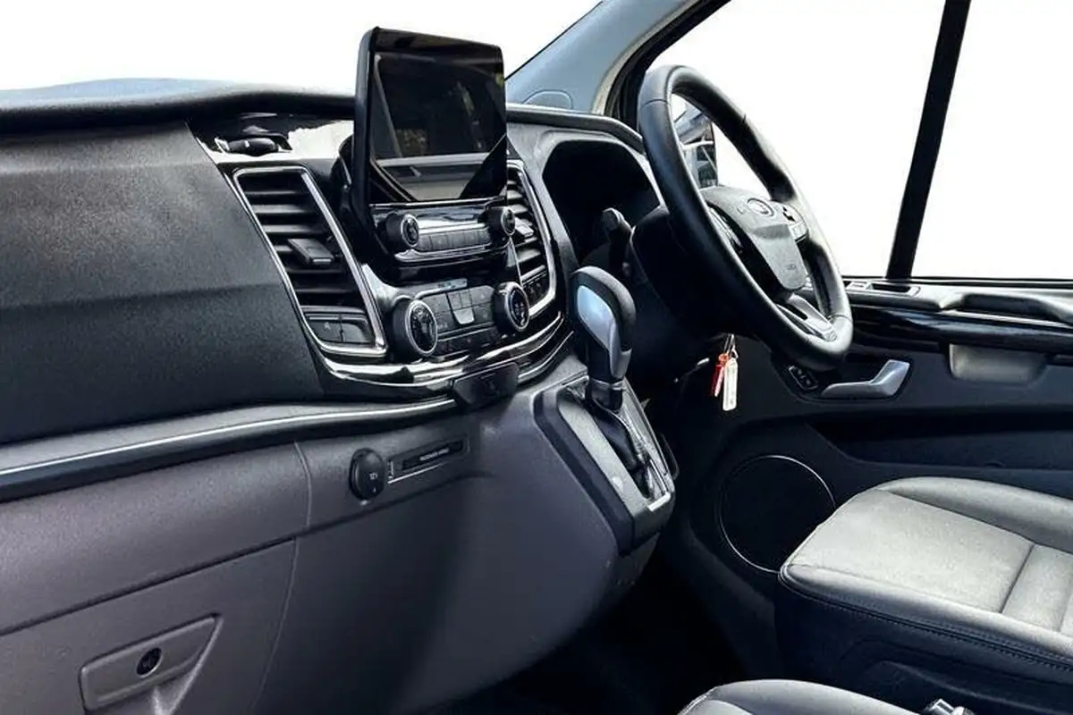 2023-ford-tourneo-custom-big-3