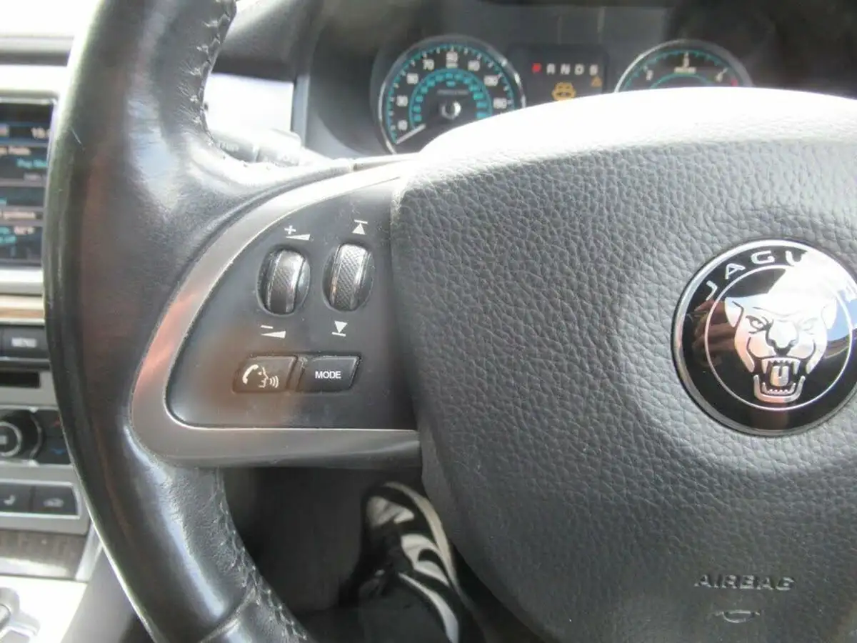 2015-jaguar-xf-22td-luxury-200ps-sportbrake-5d-big-23