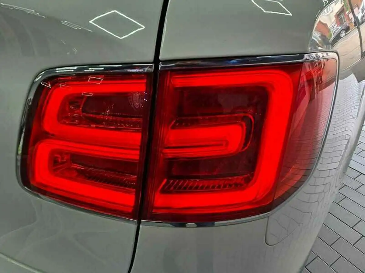 2019-bentley-bentayga-40-v8-big-48