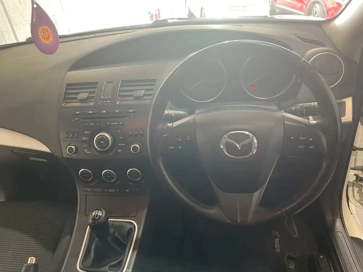 2012-mazda-mazda3-16-tamura-big-38