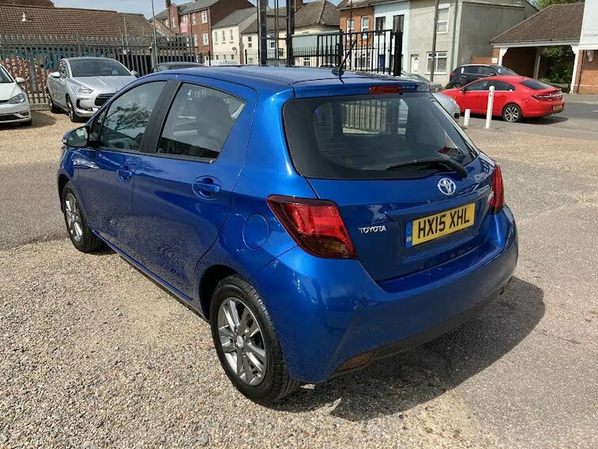 2015-toyota-yaris-133-icon-vvt-i-5d-big-2
