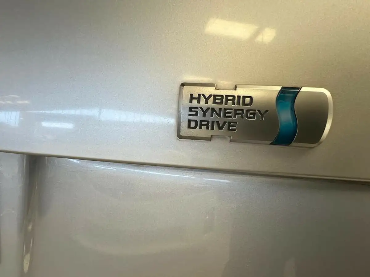2010-toyota-prius-big-26