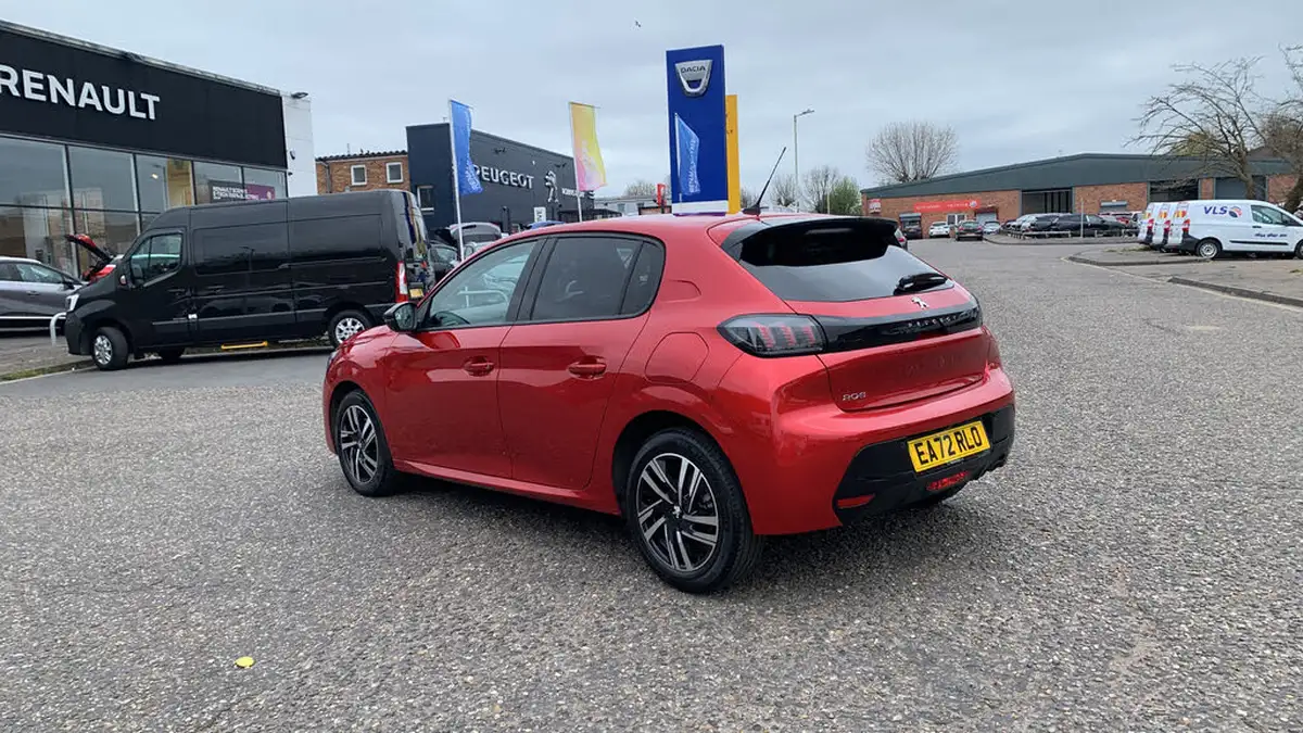 2023-peugeot-208-12-puretech-allure-premium-100ps-big-5