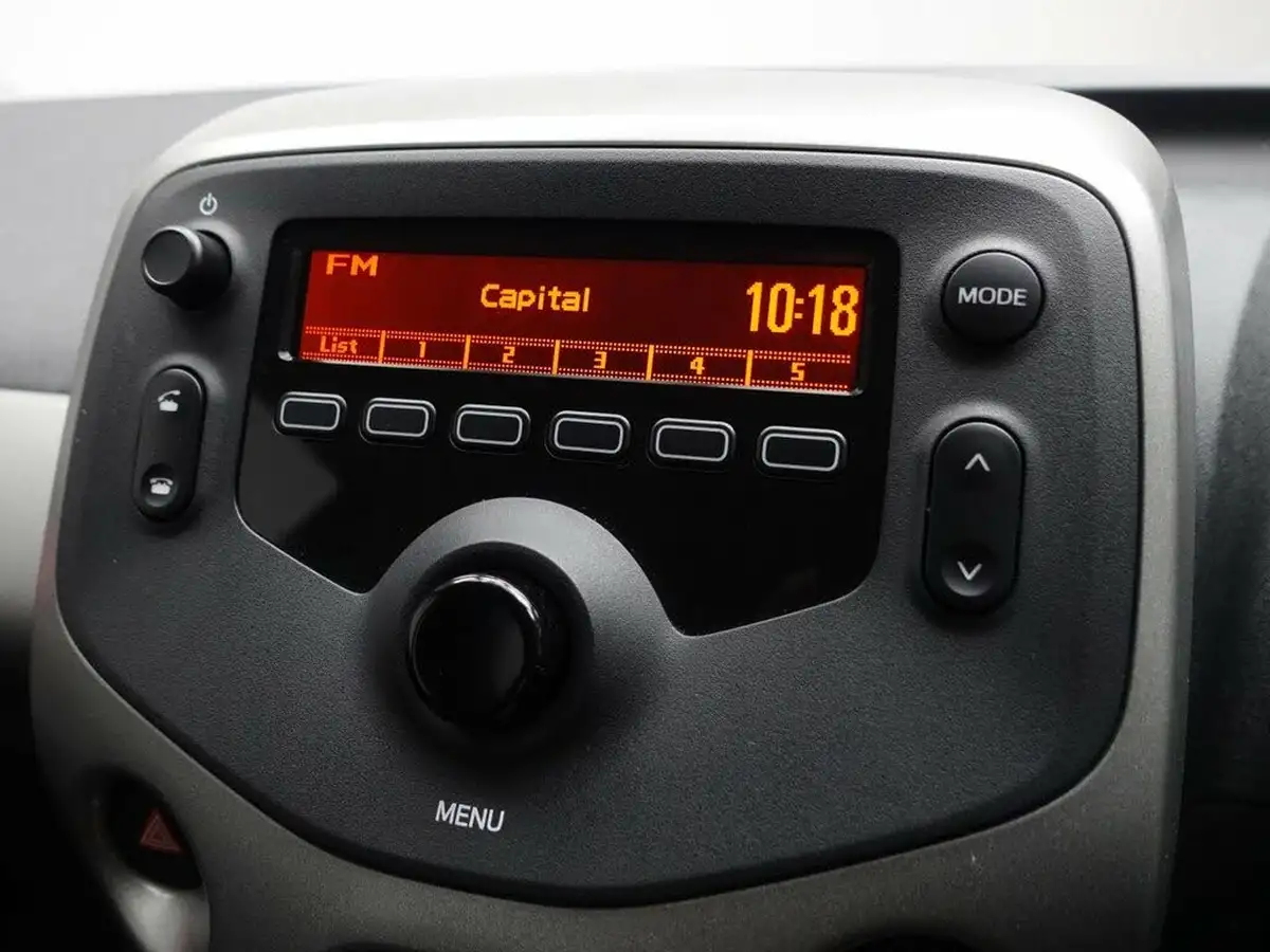 2015-toyota-aygo-10-vvt-i-x-play-5d-x-shift-big-23