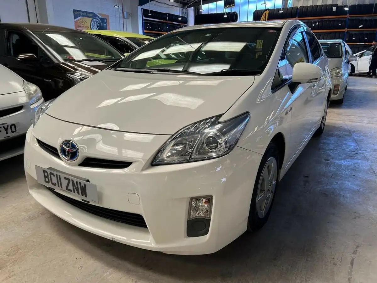 2011-toyota-prius-big-13
