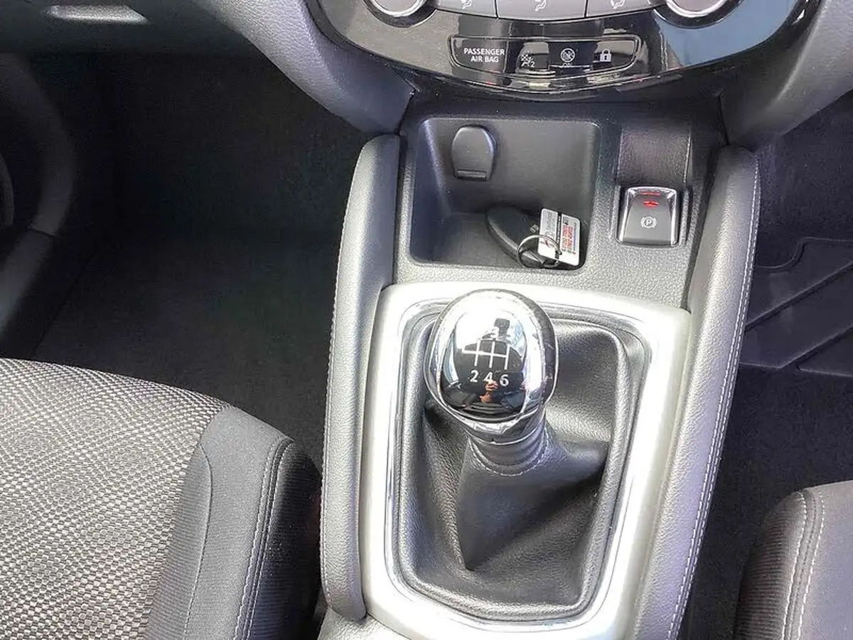 2015-nissan-qashqai-12-n-tec-big-17