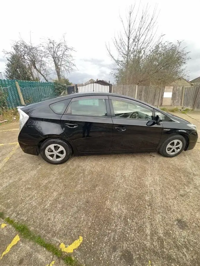 2012-toyota-prius-big-6
