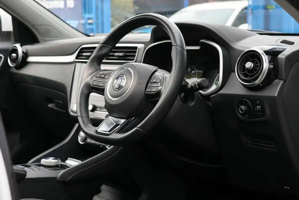 2020-mg-zs-suv-e-exclusive-ev-big-4