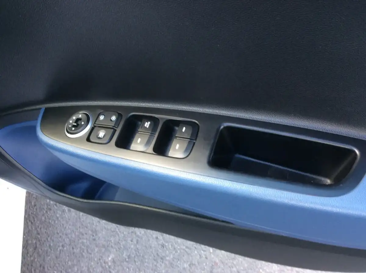 2016-hyundai-i10-10-blue-drive-premium-big-10