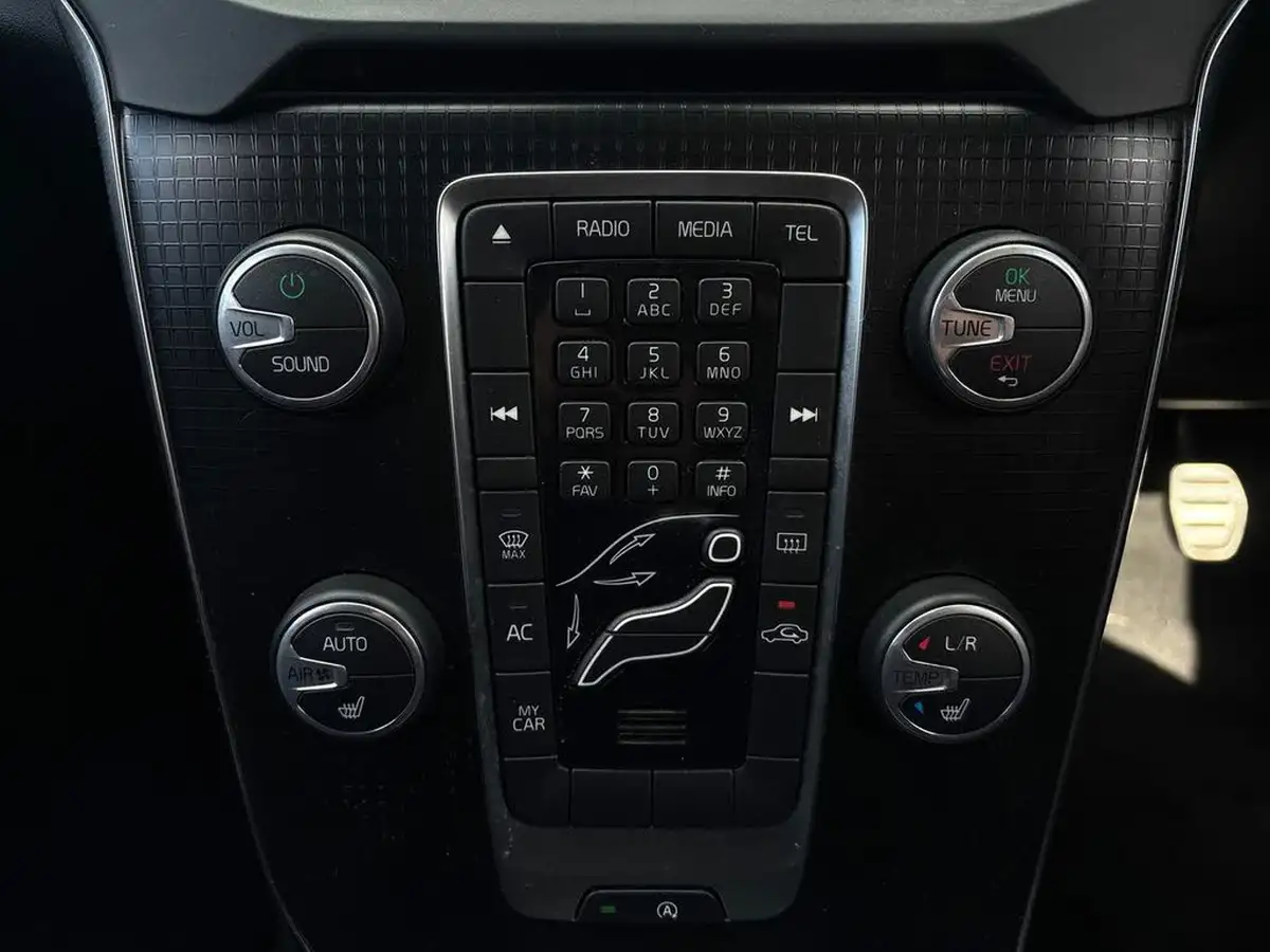 2016-volvo-v40-20td-d2-r-design-big-31