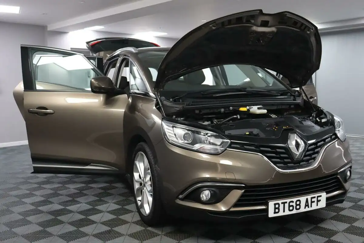 2018-renault-grand-scenic-13-tce-iconic-big-14