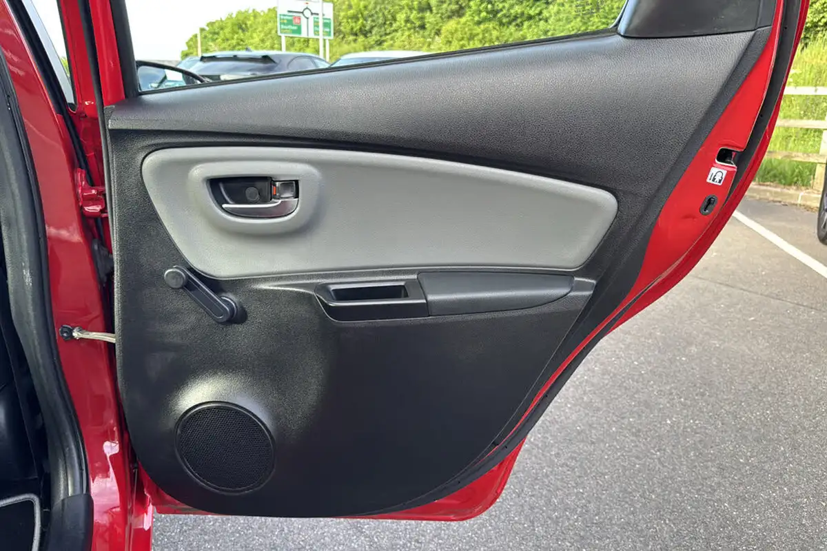 2018-toyota-yaris-15-vvt-i-icon-navi-hybrid-big-26