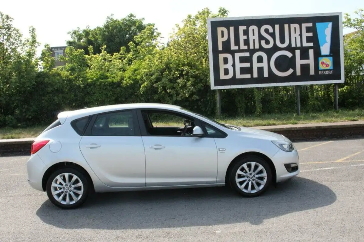 2012-vauxhall-astra-16-active-16v-vvt-big-4