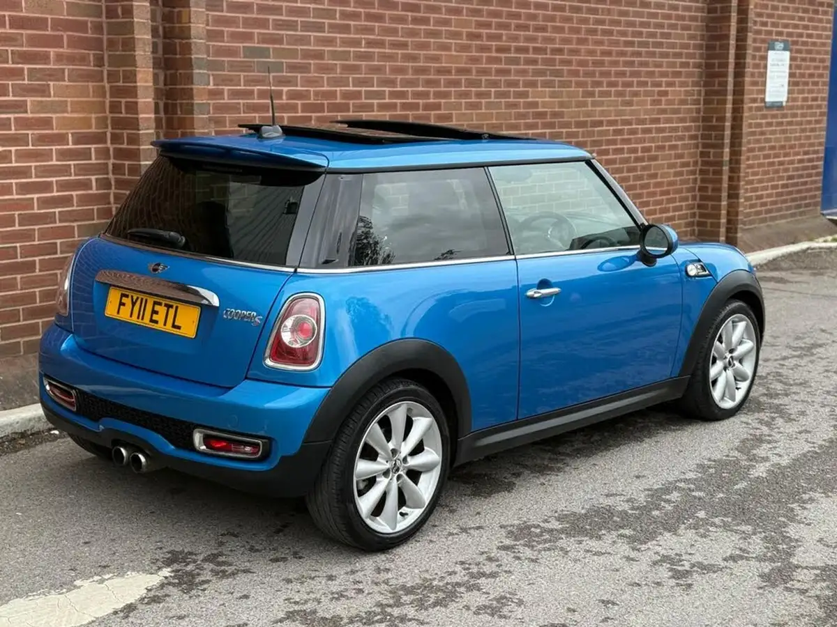 2011-mini-cooper-16-cooper-s-hatchback-3d-big-5