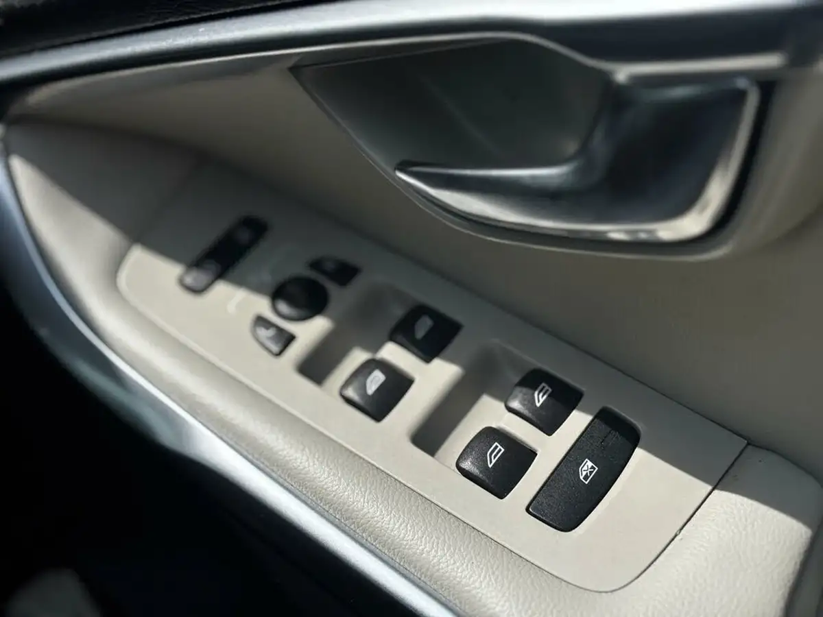 2012-volvo-v40-16td-d2-se-lux-big-13