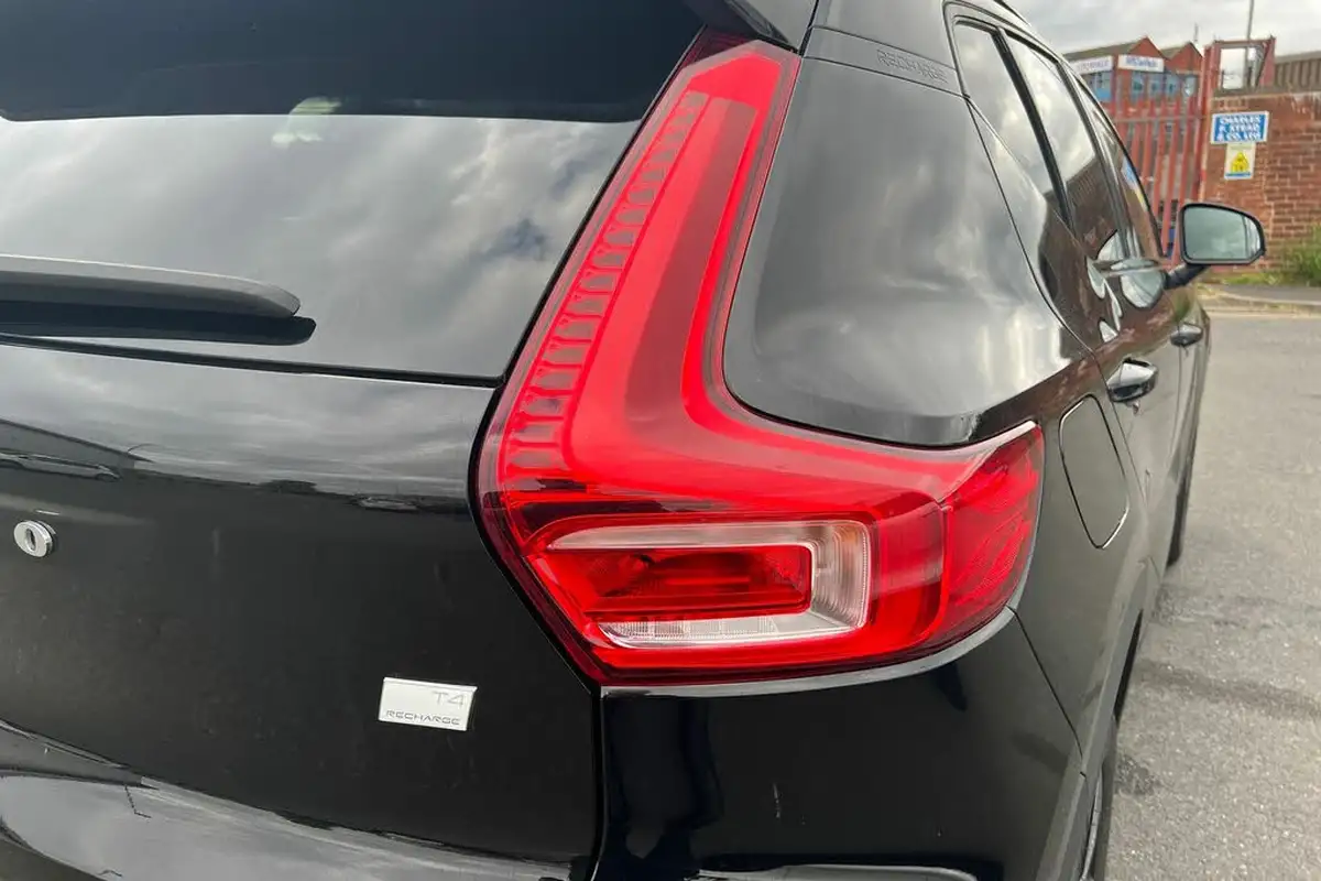 2022-volvo-xc40-15-t4-plus-big-19