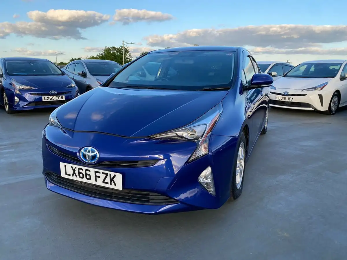 2016-toyota-prius-big-4