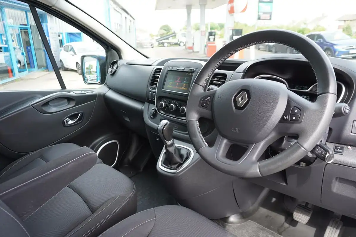 2020-renault-trafic-passenger-20dci-ll30-170-sport-nav-big-3