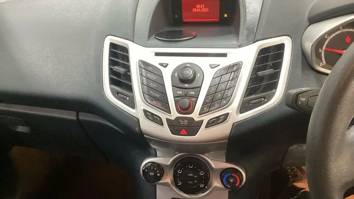 2012-ford-fiesta-125-zetec-3d-big-7