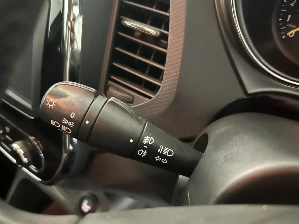2016-renault-captur-09-dynamique-s-nav-big-32