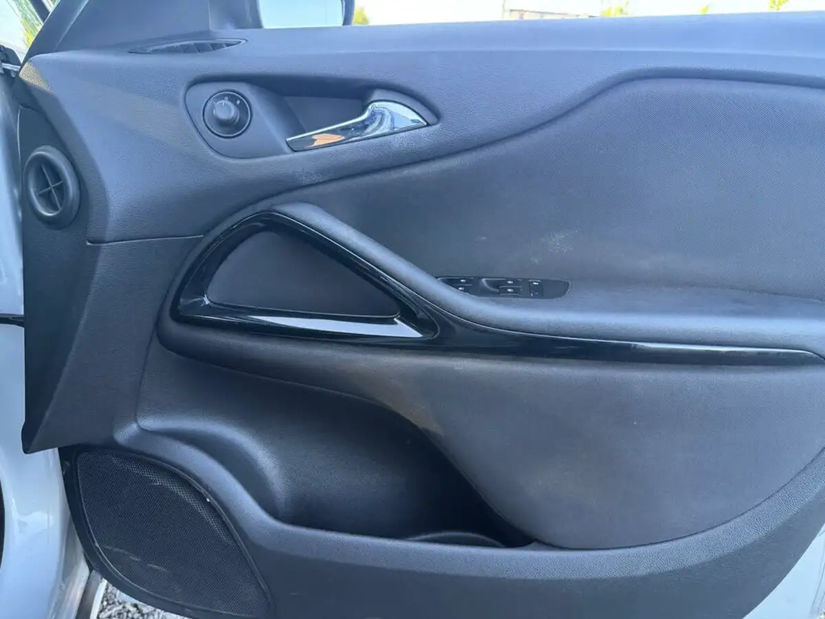 2012-vauxhall-zafira-tourer-20cdti-sri-big-12