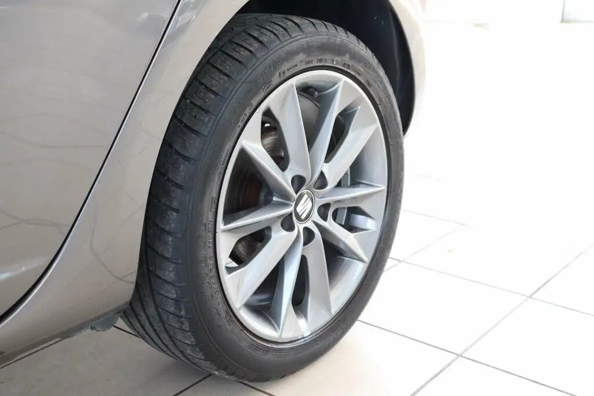 2015-seat-ibiza-12-i-tech-hatchback-5d-big-51