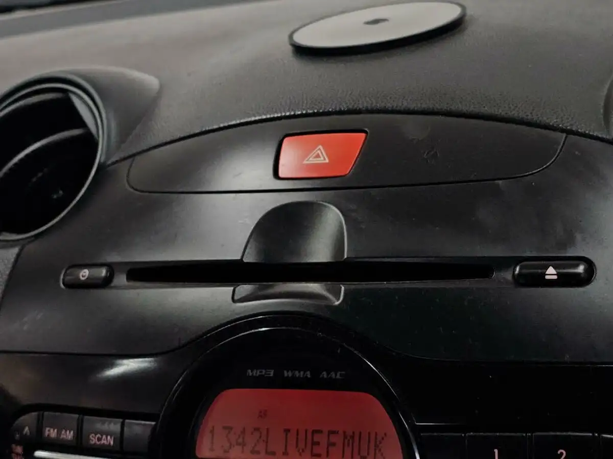 2013-mazda-mazda2-13-ts-air-con-big-75