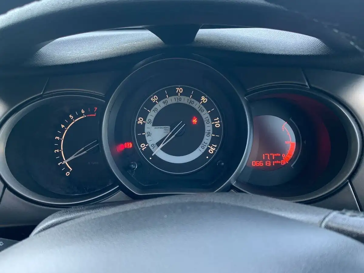 2016-citroen-c3-12-edition-big-25