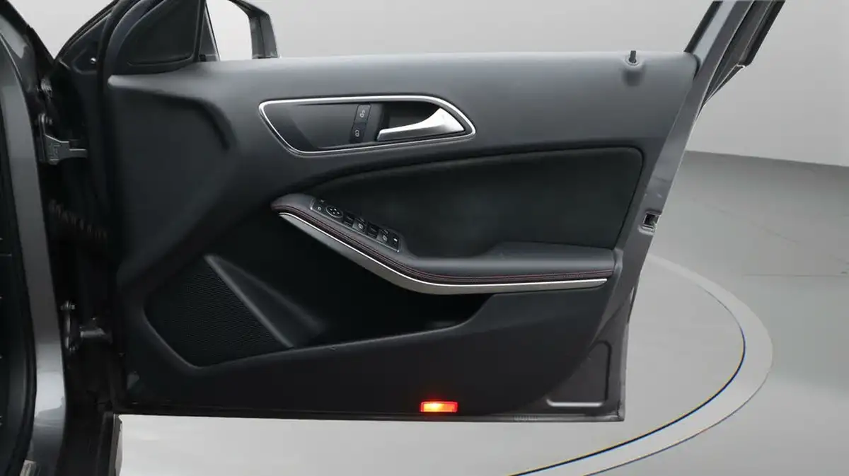 2018-mercedes-benz-a-class-16-a180-amg-line-ss-7g-dct-big-15