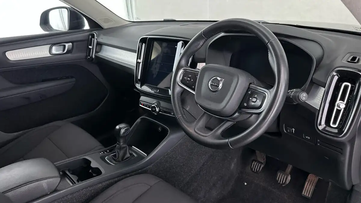 2021-volvo-xc40-15-t3-momentum-161bhp-big-11