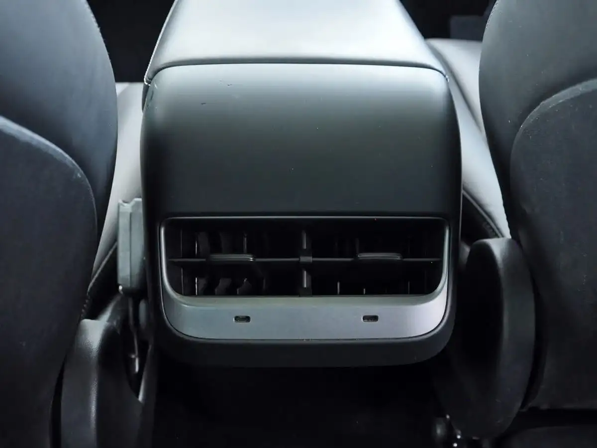 2022-tesla-model-3-e-long-range-big-15