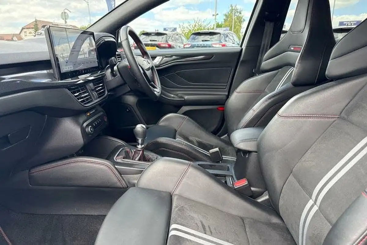 2022-ford-focus-23t-st-hatchback-big-18
