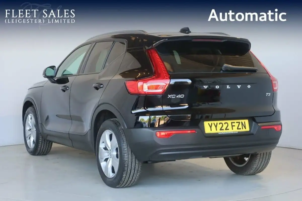 2022-volvo-xc40-15-t3-momentum-auto-big-3