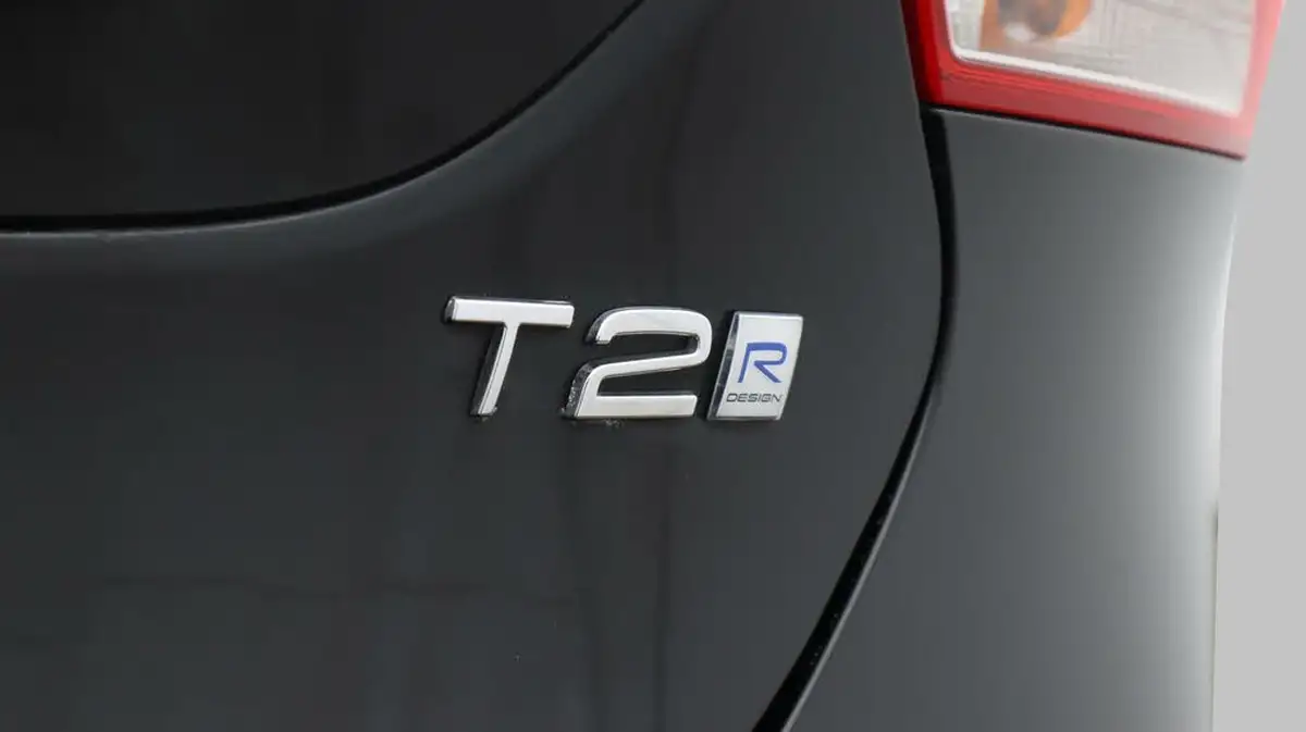 2019-volvo-v40-20-t2-r-design-edition-big-22