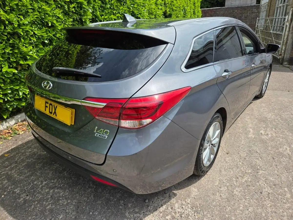 2016-hyundai-i40-17crdi-se-nav-115ps-estate-5d-big-2