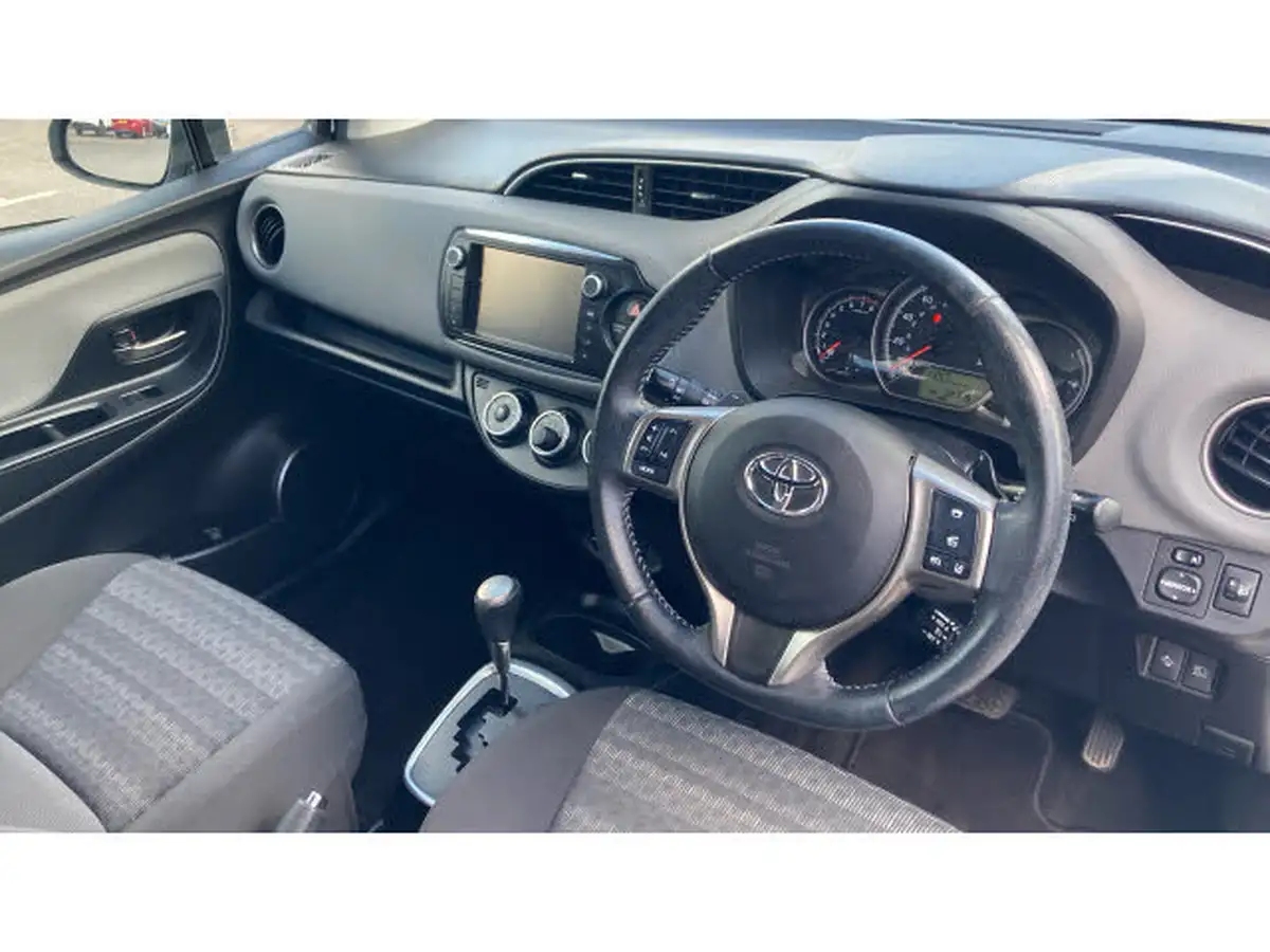2016-toyota-yaris-133-icon-vvt-i-tss-5d-cvt-big-10