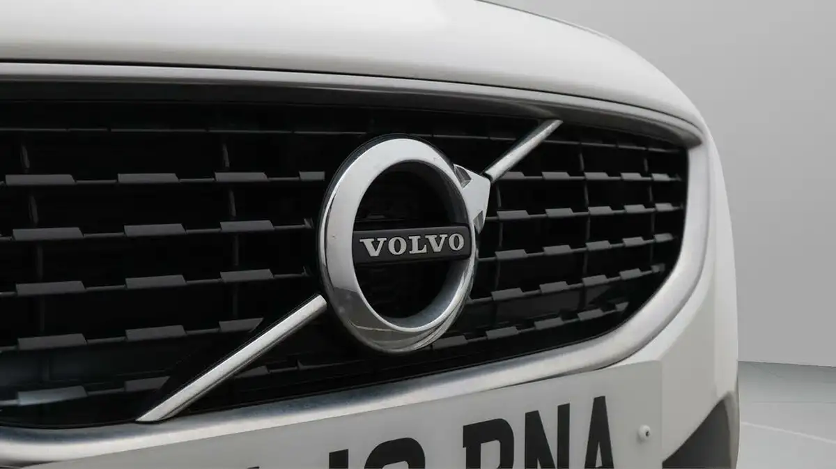 2018-volvo-v40-15-t2-r-design-nav-plus-big-22