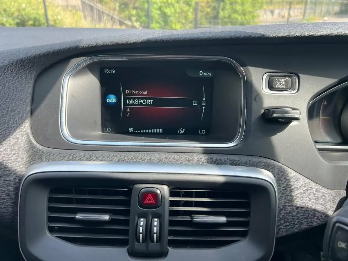 2016-volvo-v40-20-t2-r-design-nav-plus-big-14
