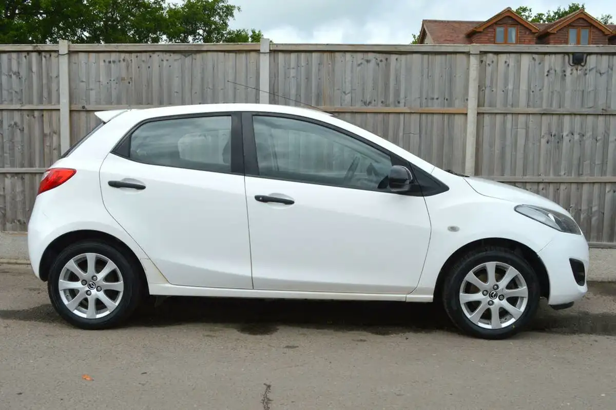 2014-mazda-mazda2-13-se-air-con-big-15