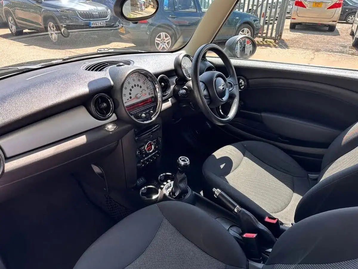 2013-mini-cooper-16-one-98bhp-sport-chili-hatchback-3d-big-13