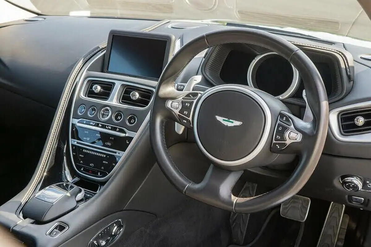 2017-aston-martin-db11-52-v12-launch-edition-big-2