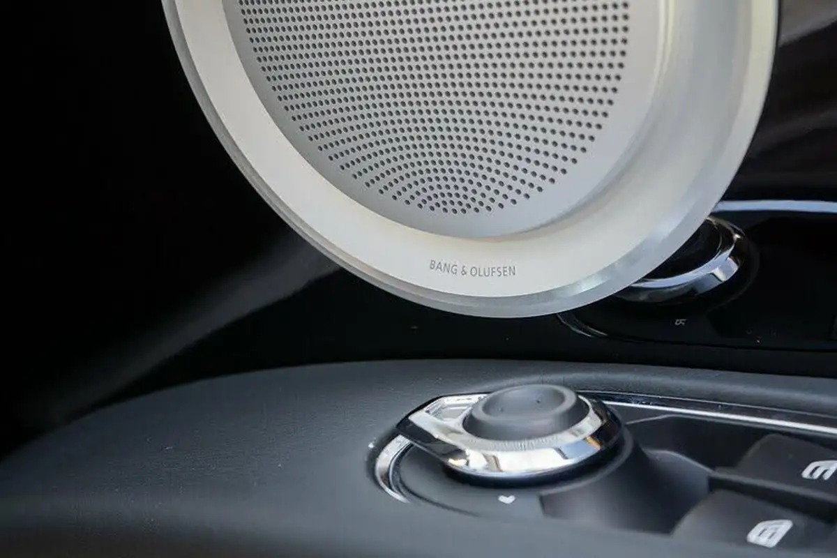 2017-aston-martin-db11-52-v12-launch-edition-big-26